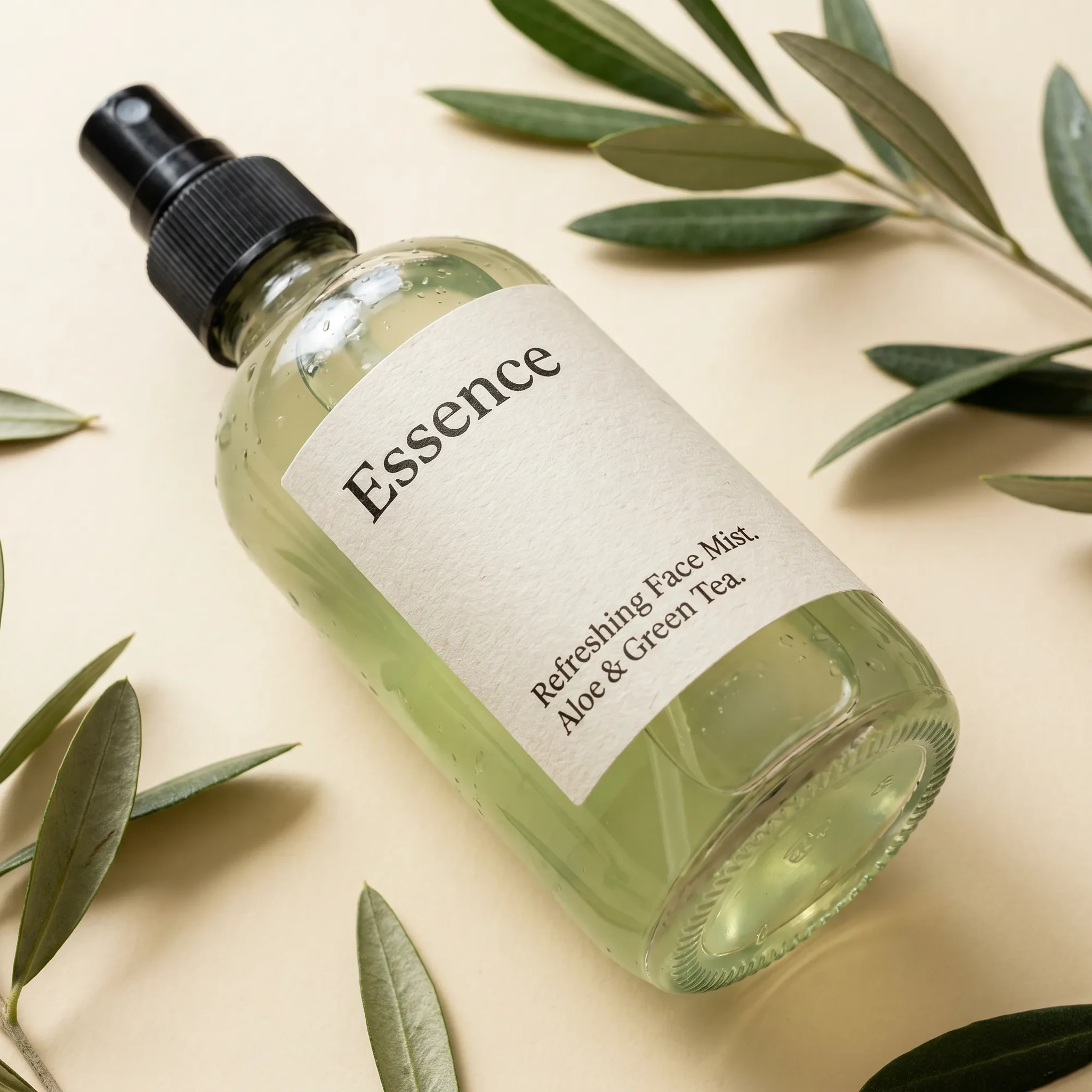 Minimalna kolekcja trzech neutralnych produktów Essence